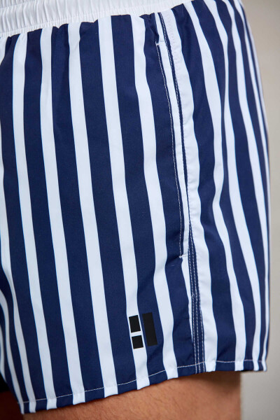 Beyaz Dinamik Fit Çizgili Yandan Cep Deniz Şortu - 4