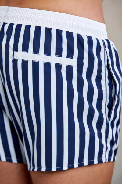 Beyaz Dinamik Fit Çizgili Yandan Cep Deniz Şortu - 5