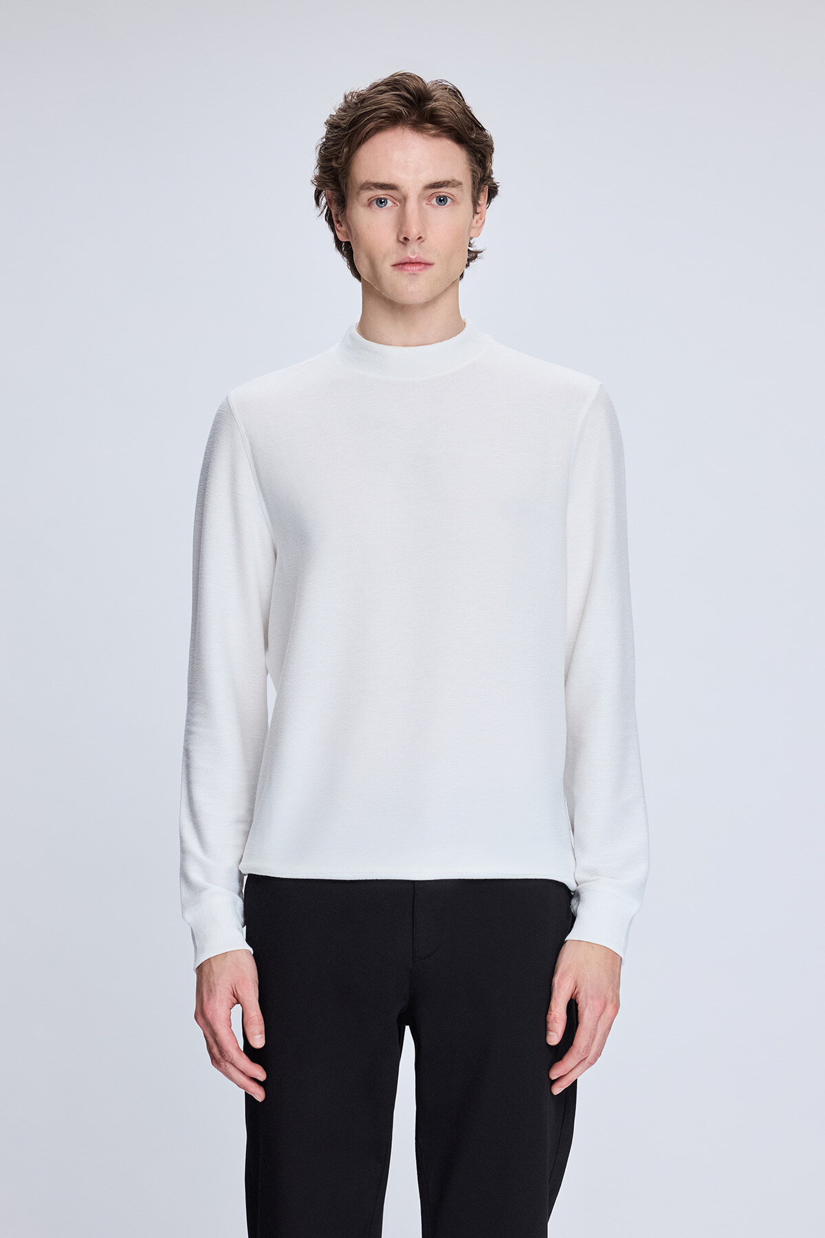 Beyaz Regular Fit Jakarlı Yarım Balıkçı Yaka Sweatshirt - 1