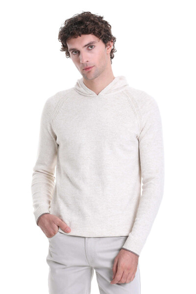 Ekru Regular Fit Bisiklet Yaka Jakarlı Kapüşonlu Kazak - 1
