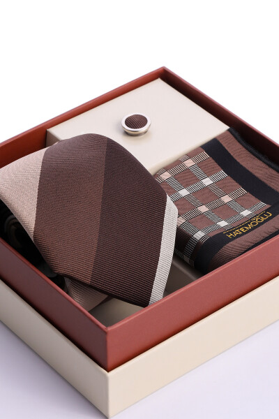 Kahverengi Üçlü Yaka Rozeti Kravat Mendil Set - 3