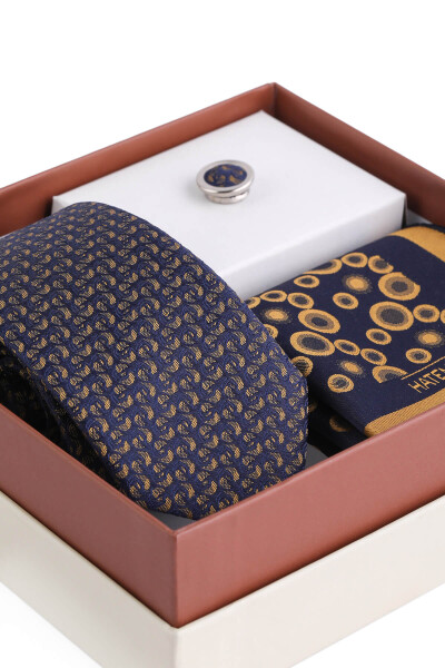 Sarı Üçlü Yaka Rozeti Kravat Mendil Set - 2