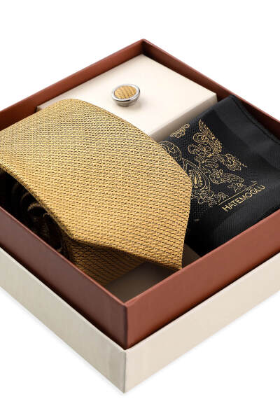 Sarı Üçlü Yaka Rozeti Kravat Mendil Set - 2
