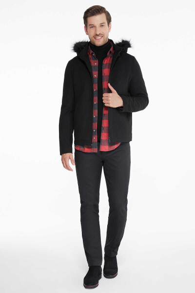 Siyah Kapüşonlu Kürk Detaylı Mont - 10