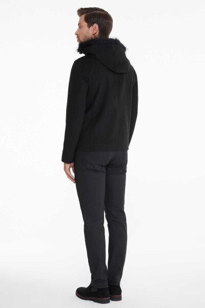 Siyah Kapüşonlu Kürk Detaylı Mont - 11
