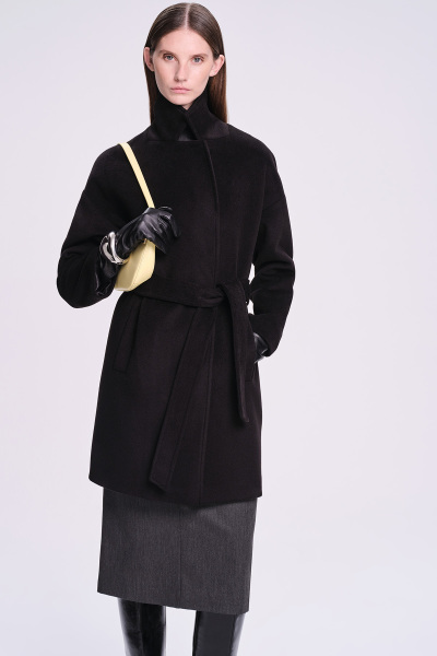 Saykı Woman Siyah Regular Fit Mono Yaka Manto 